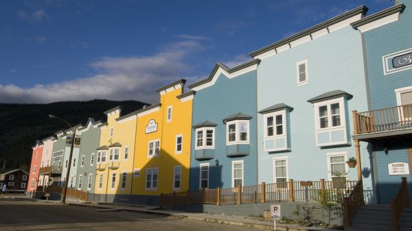 Colourful buildings along the Dawson City boardwalk 
