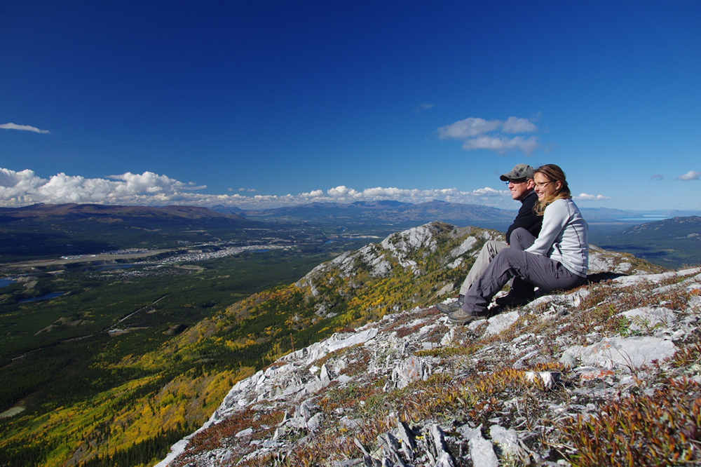 Des gens à Grey Mountain regardant la vallée de Whitehorse