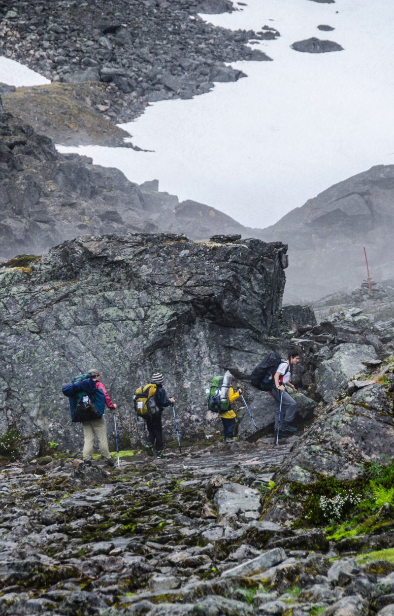 Randonneurs sur un flanc escarpé de la piste Chilkoot