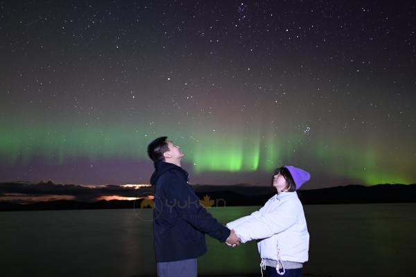 A couple under the aurora
