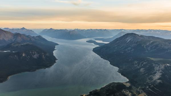 bennet lakek between two mountains 