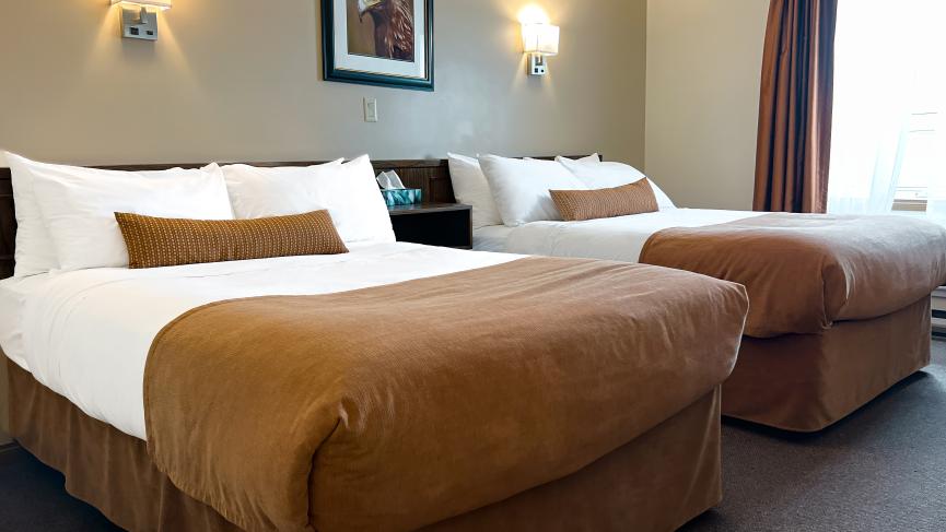 Hotel Carmacks Two Queen Room