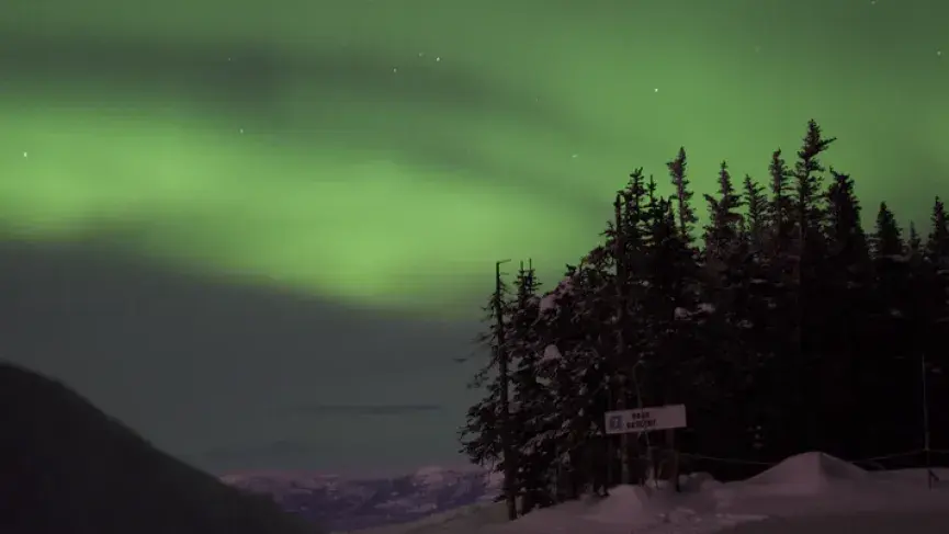 Northern_lights_at_ski_resort_Mount_Sima