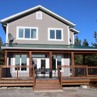 Nighthawk Guesthouse at Eclipse Nordic Hot Springs