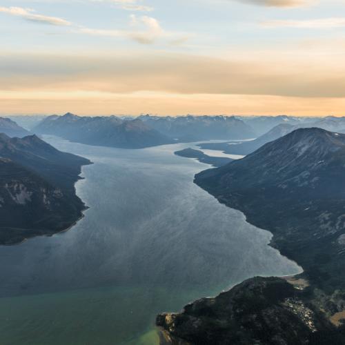 bennet lakek between two mountains 