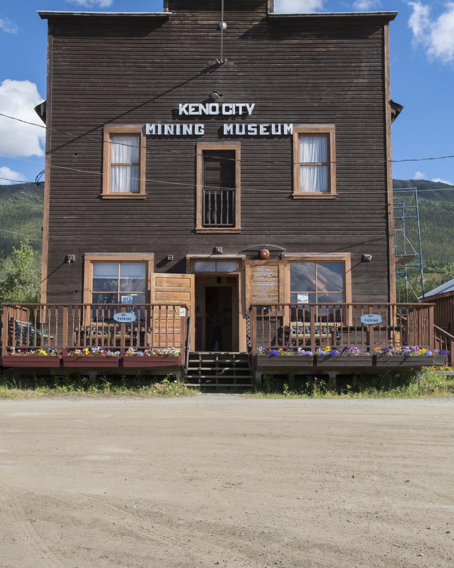 A black building with the words keno city museum