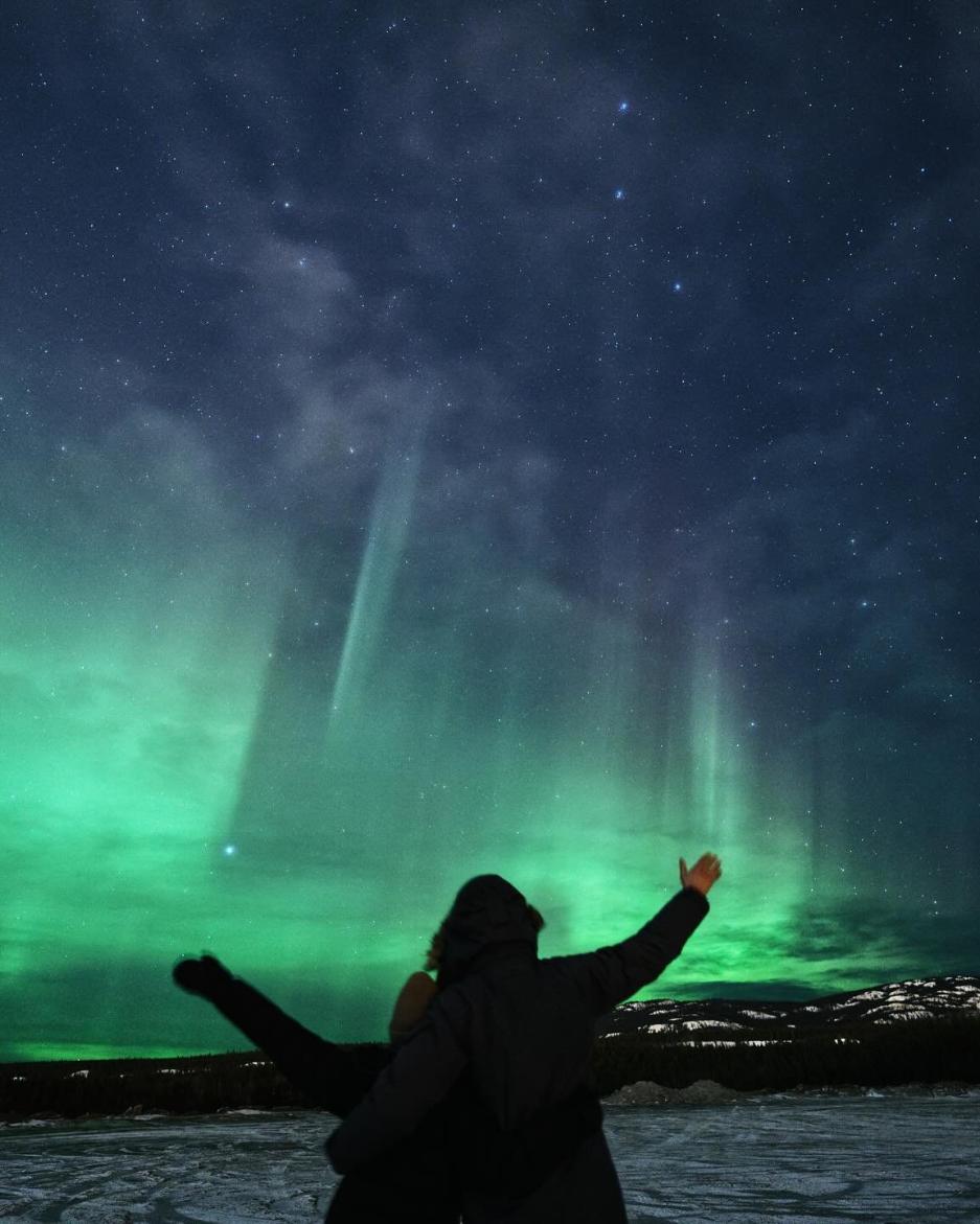 couple under teal aurora
