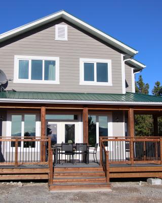 Nighthawk Guesthouse at Eclipse Nordic Hot Springs